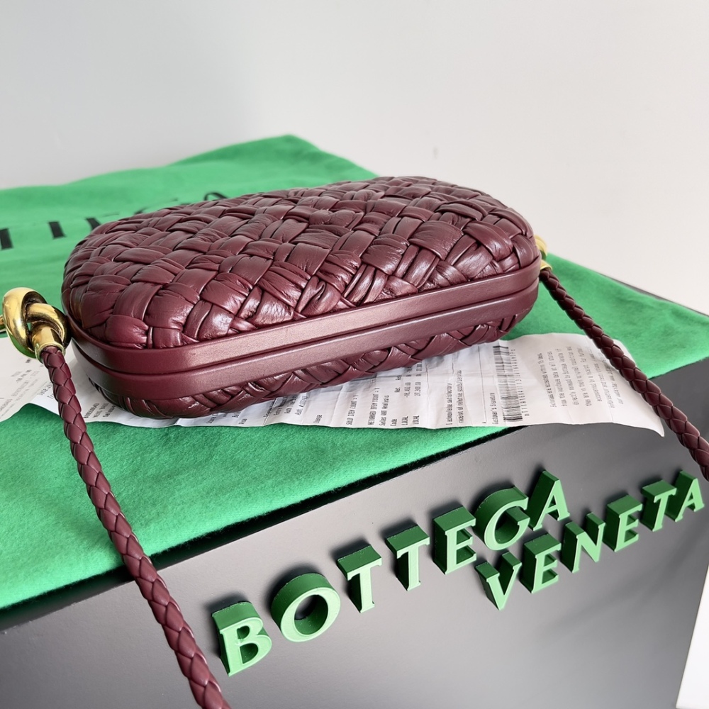 Knot clutch at an event