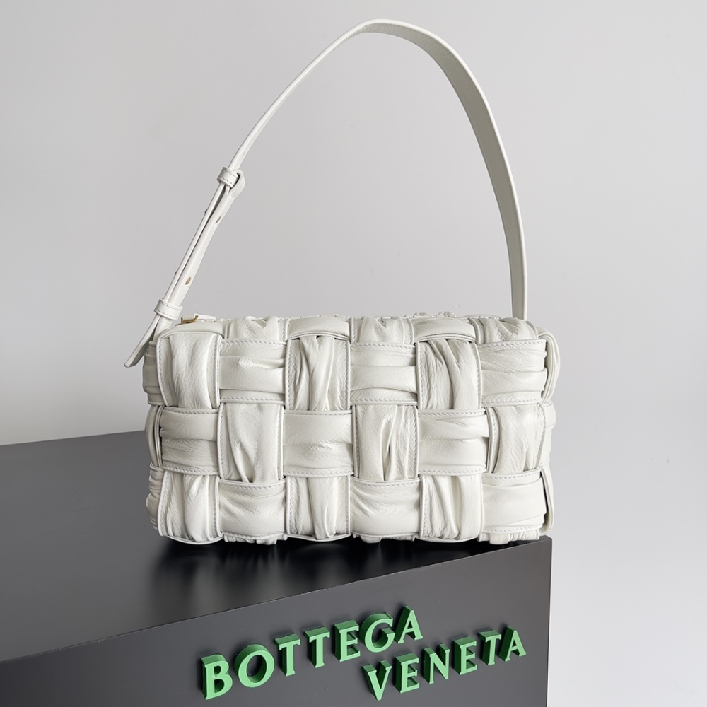 It is very practical for office workers, and the underarm bag with pleated design makes it more youthful and fashionable.
