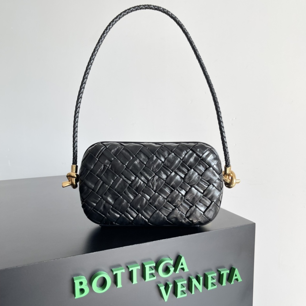 Knot clutch at an event