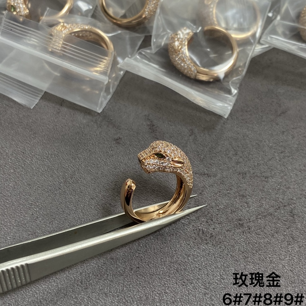 The Cartier half-diamond leopard ring has arrived