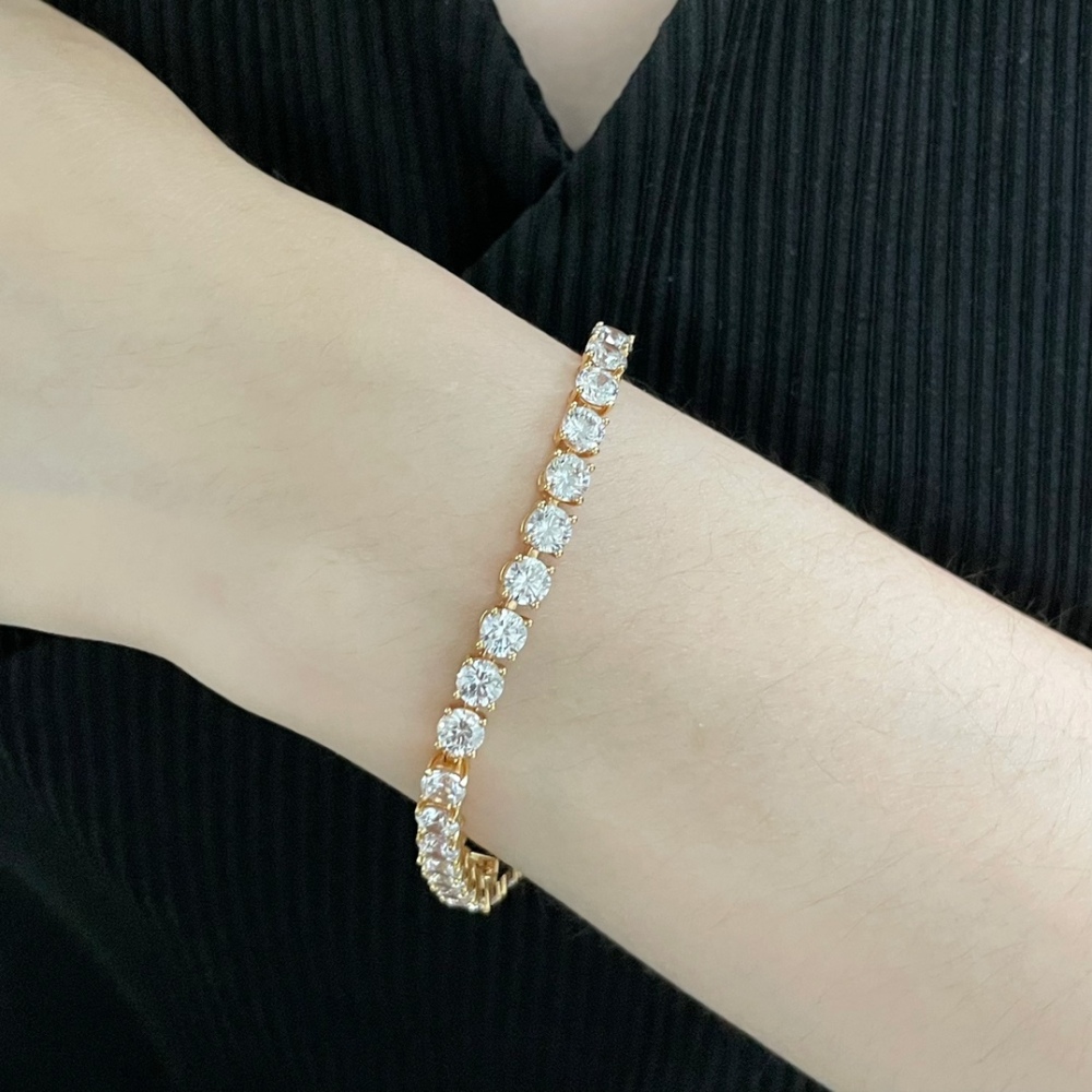Cartier full of diamonds four claw bracelet, each diamond on the top are all hand-set on