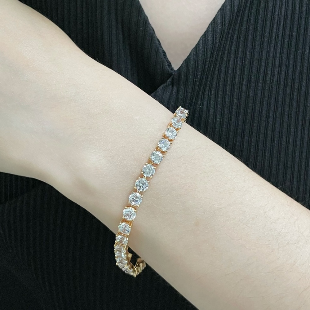Cartier full of diamonds four claw bracelet, each diamond on the top are all hand-set on