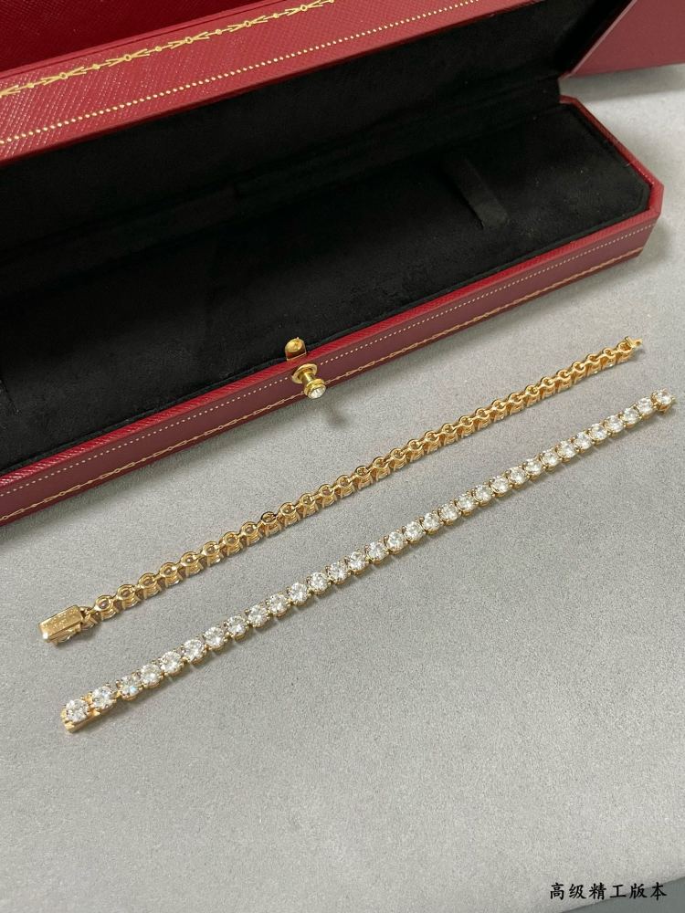 Cartier full of diamonds four claw bracelet, each diamond on the top are all hand-set on