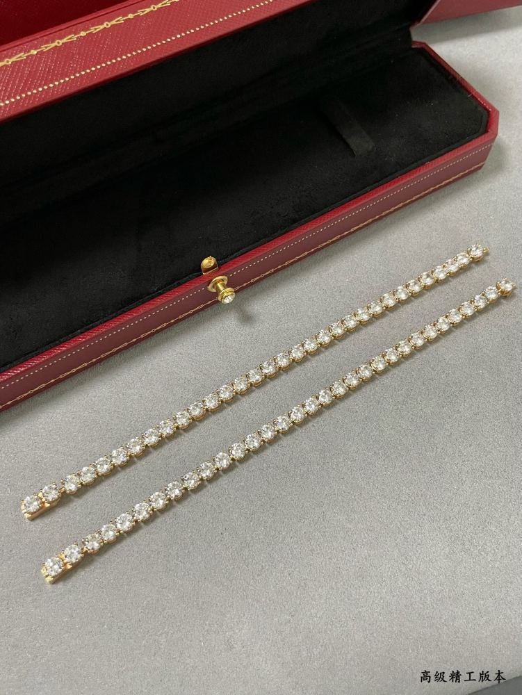Cartier full of diamonds four claw bracelet, each diamond on the top are all hand-set on