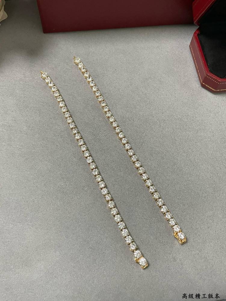 Cartier full of diamonds four claw bracelet, each diamond on the top are all hand-set on