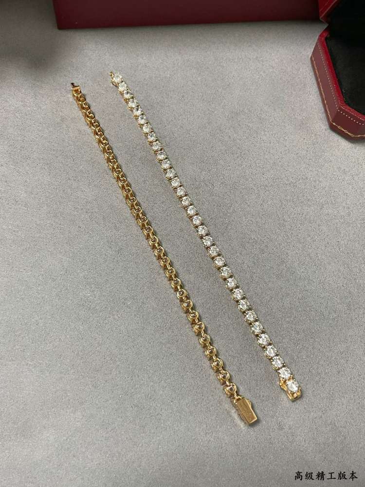 Cartier full of diamonds four claw bracelet, each diamond on the top are all hand-set on