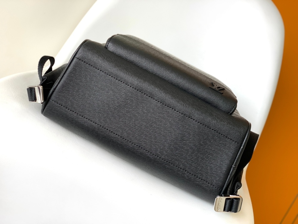 The M30857 top-of-the-line Aarian xx shoulder bag