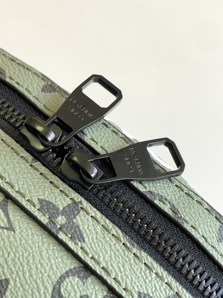 M46802 Green Shoulder Bag Collection
