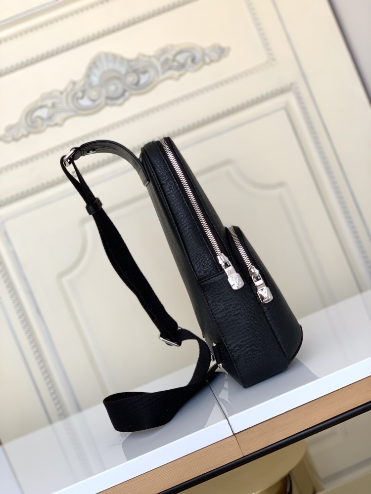The M30443 Avenue shoulder bag