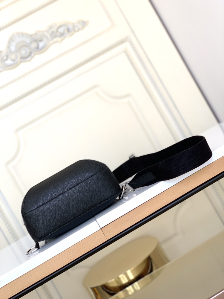 The M30443 Avenue shoulder bag