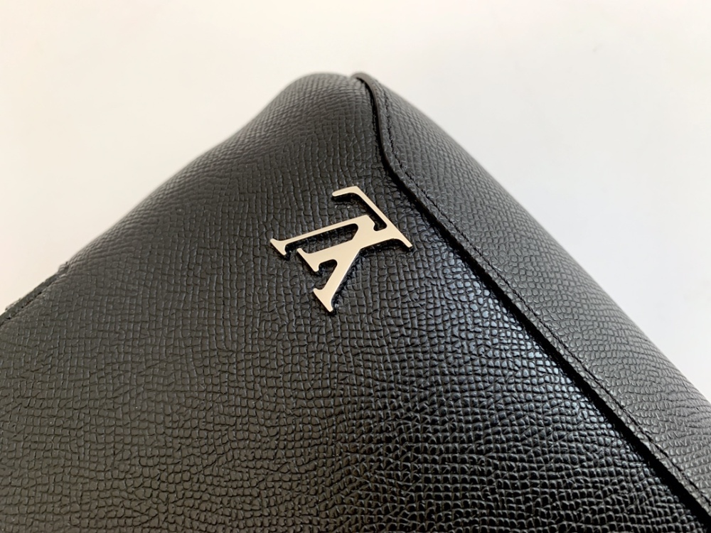 The M30443 Avenue shoulder bag