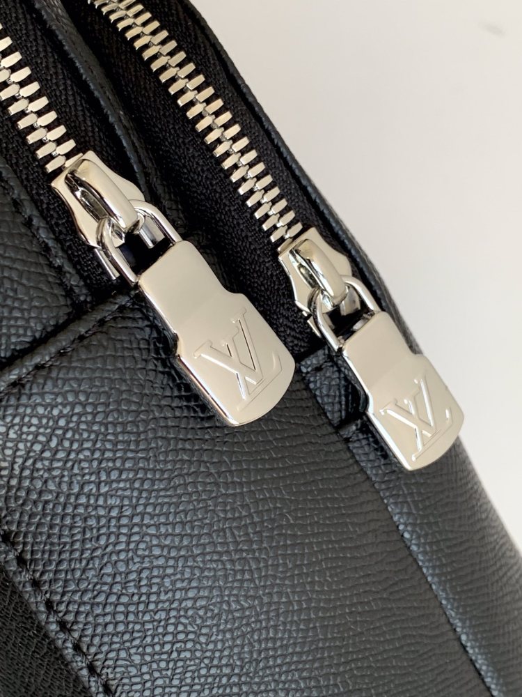 The M30443 Avenue shoulder bag