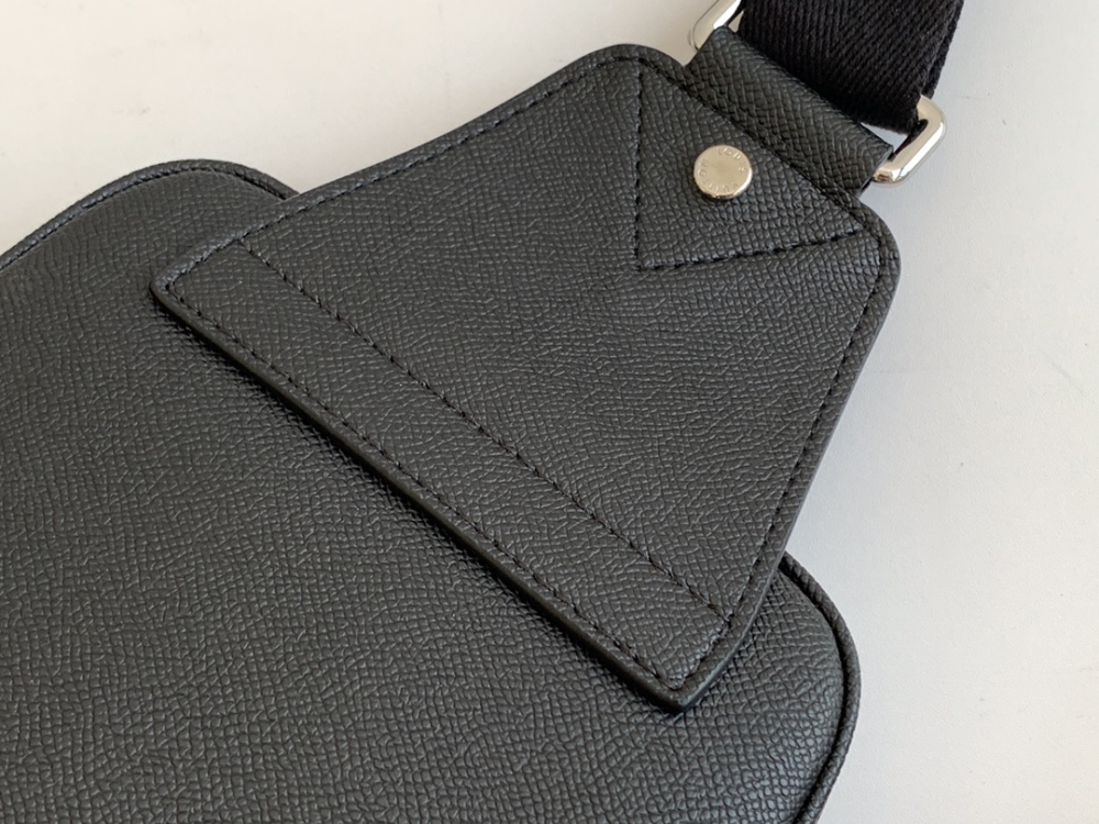 The M30443 Avenue shoulder bag