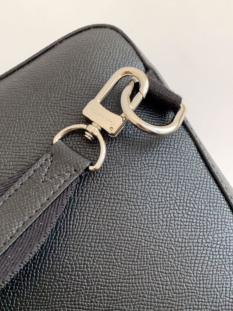 The M30443 Avenue shoulder bag