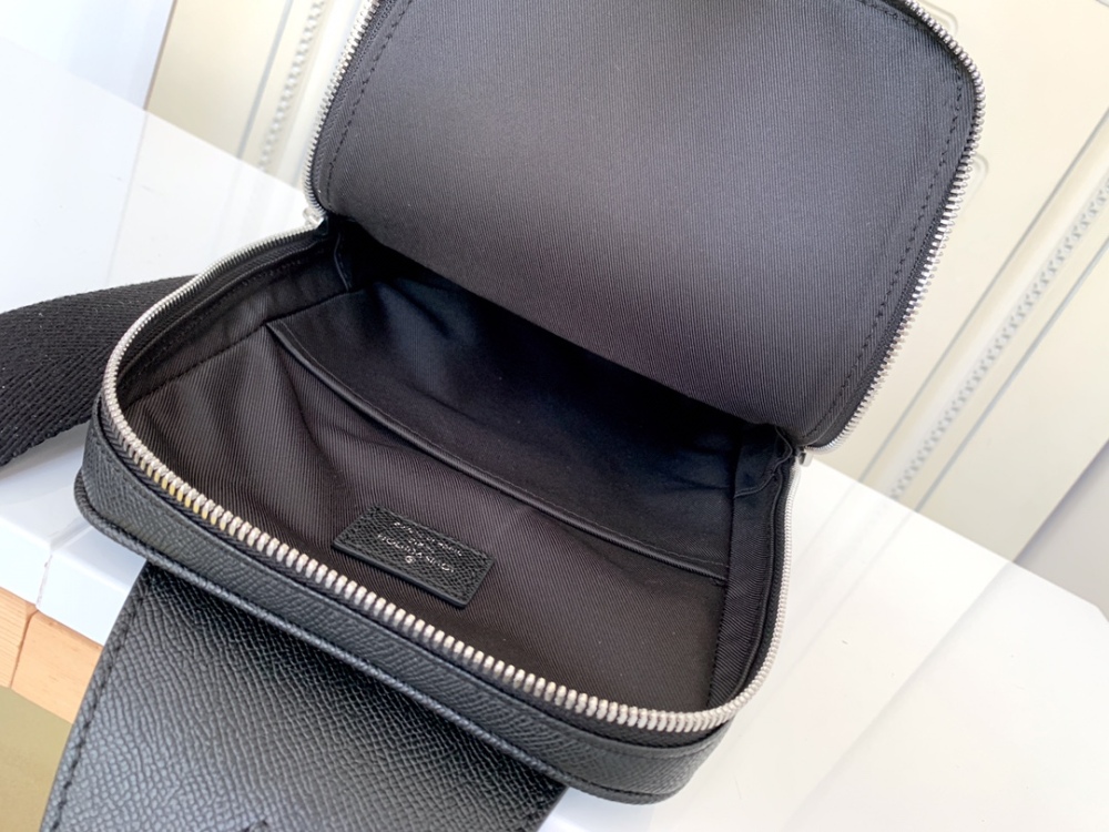 The M30443 Avenue shoulder bag