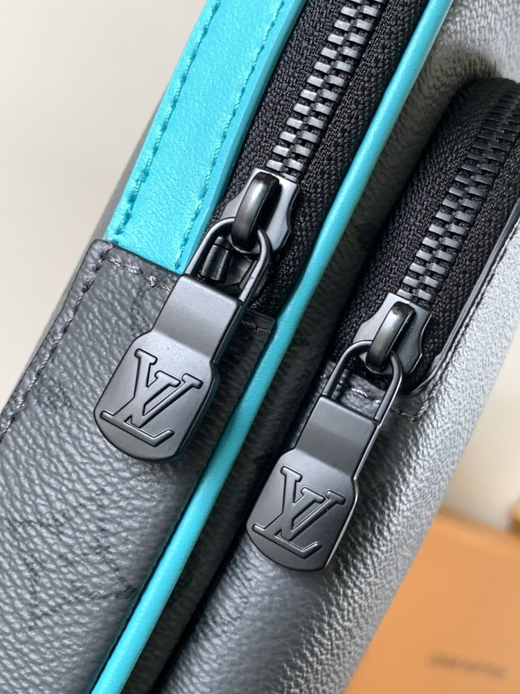 The Avenue small shoulder bag