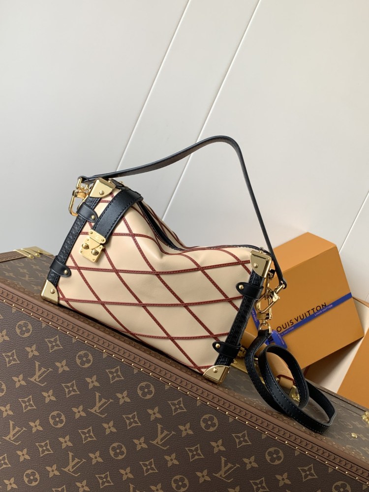 Top Original, Variable Size Chip .Side Trunk handbag is based on the brand's classic hard case