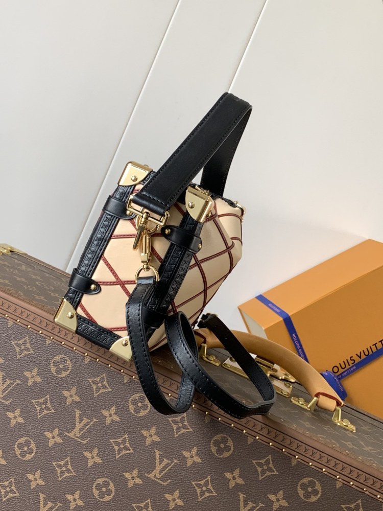Top Original, Variable Size Chip .Side Trunk handbag is based on the brand's classic hard case