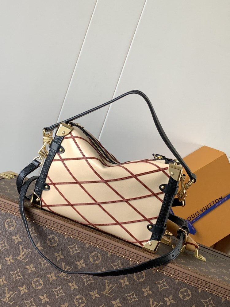 Top Original, Variable Size Chip .Side Trunk handbag is based on the brand's classic hard case