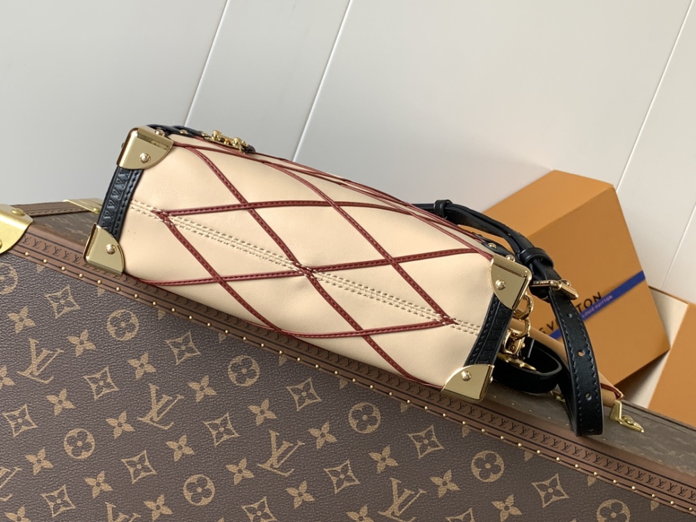 Top Original, Variable Size Chip .Side Trunk handbag is based on the brand's classic hard case