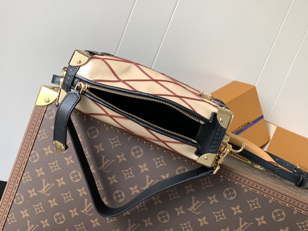 Top Original, Variable Size Chip .Side Trunk handbag is based on the brand's classic hard case