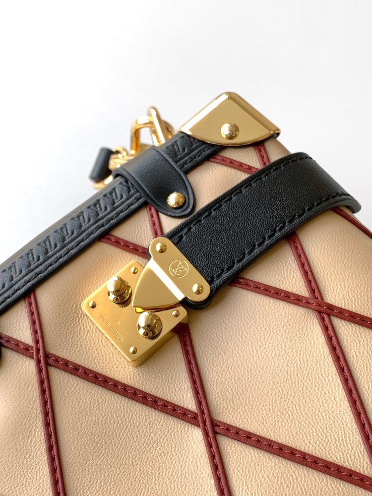 Top Original, Variable Size Chip .Side Trunk handbag is based on the brand's classic hard case