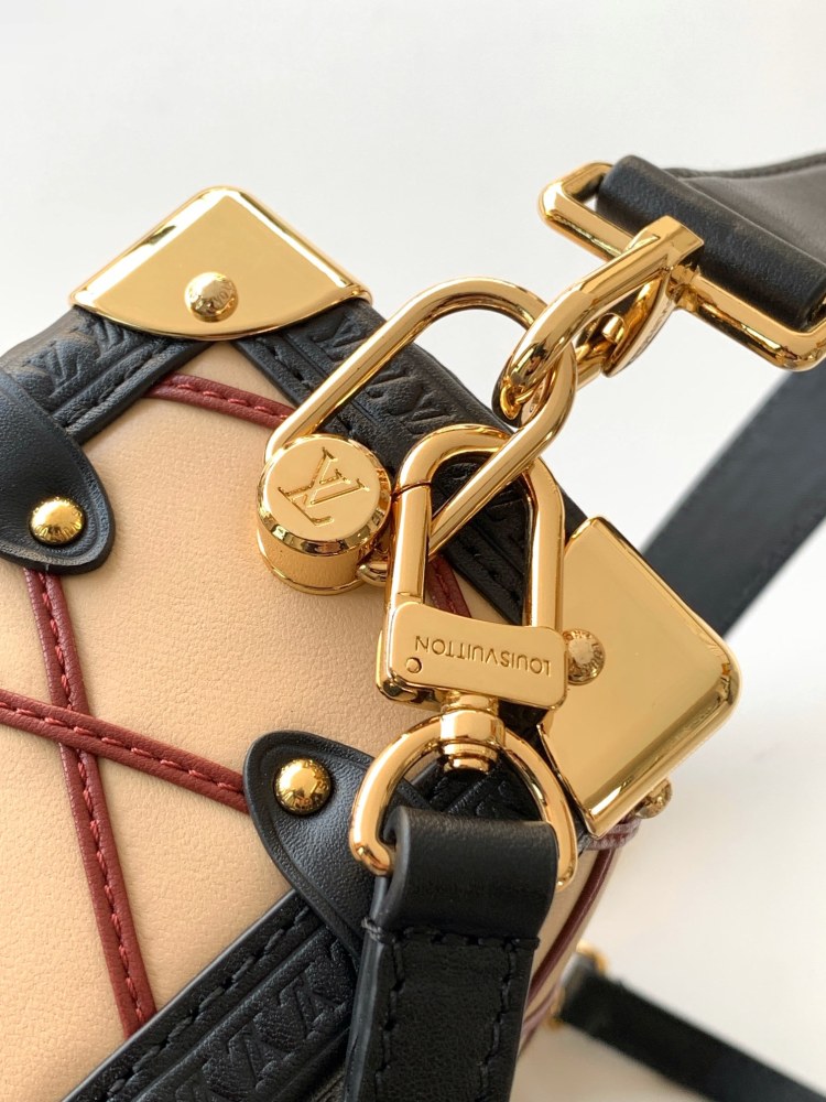 Top Original, Variable Size Chip .Side Trunk handbag is based on the brand's classic hard case
