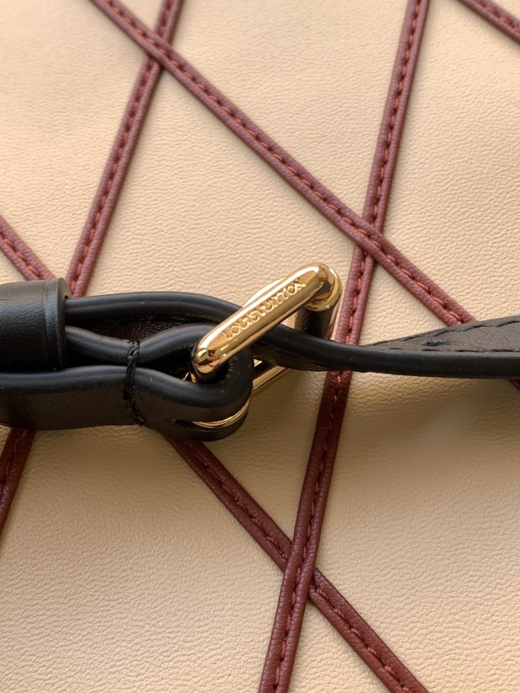 Top Original, Variable Size Chip .Side Trunk handbag is based on the brand's classic hard case