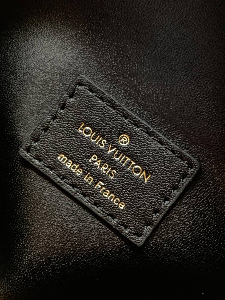Top Original, Variable Size Chip .Side Trunk handbag is based on the brand's classic hard case