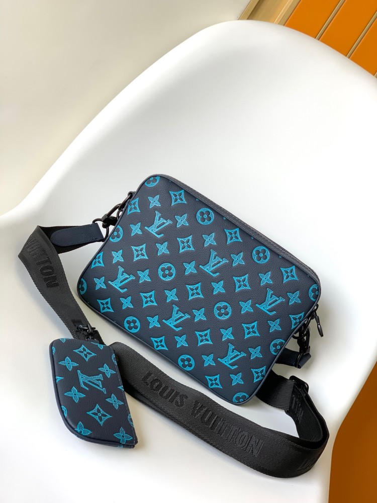 This Trio messenger bag