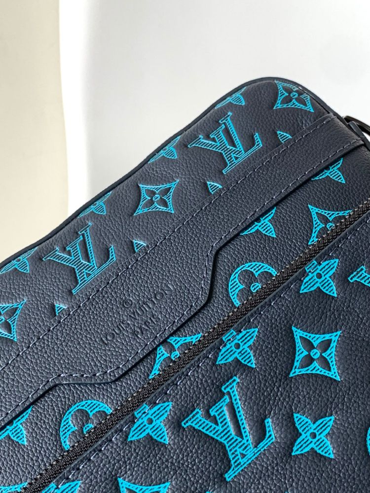 This Trio messenger bag