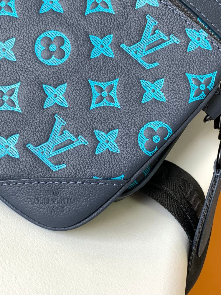 This Trio messenger bag
