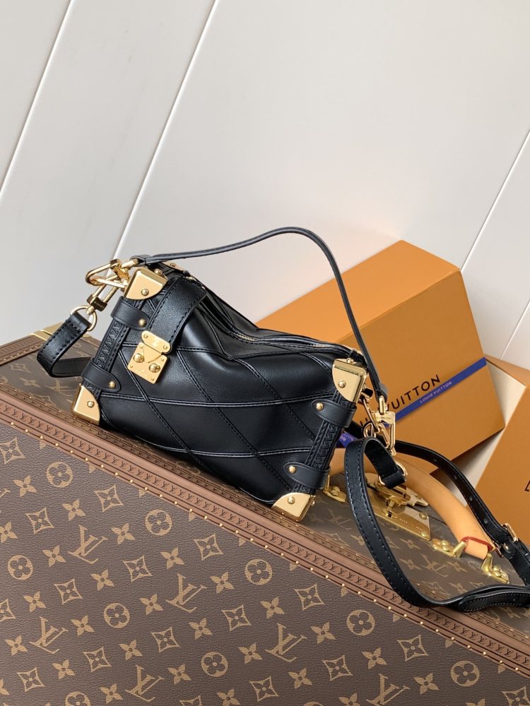 Top Original, Variable Size Chip .Side Trunk handbag is based on the brand's classic hard case