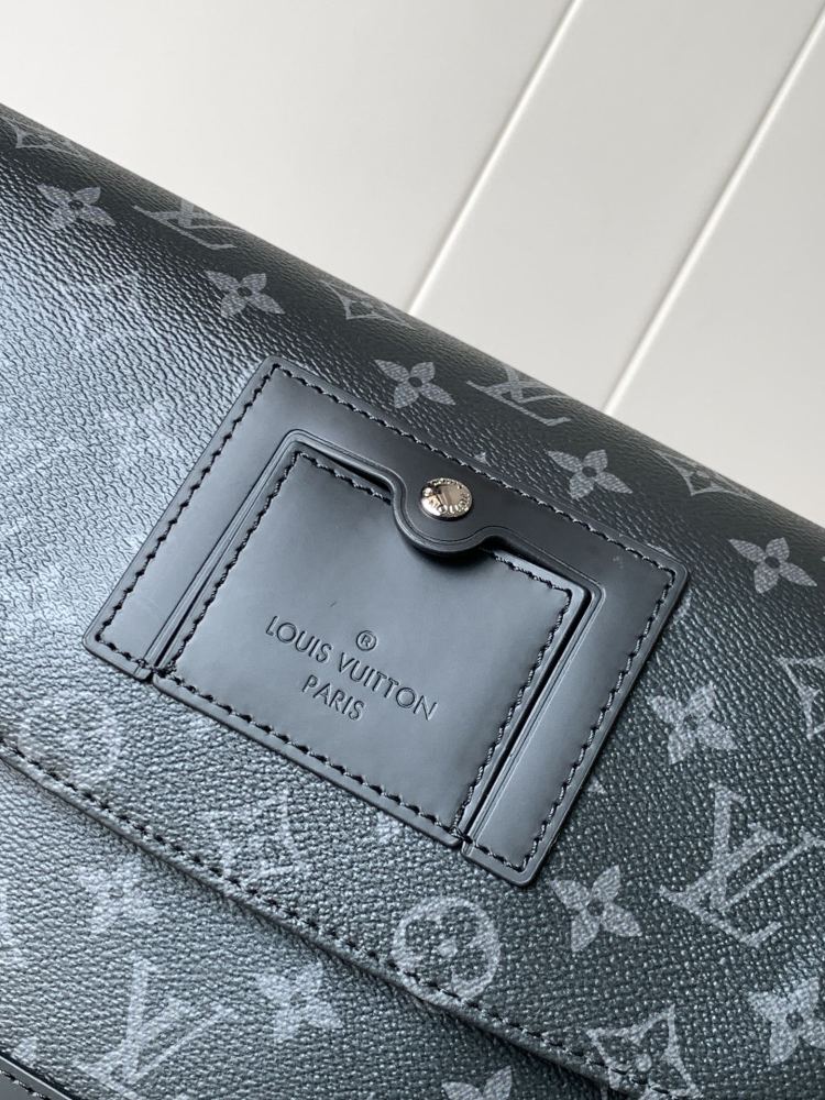 The Messenger MM Voyager Medium Messenger Bag