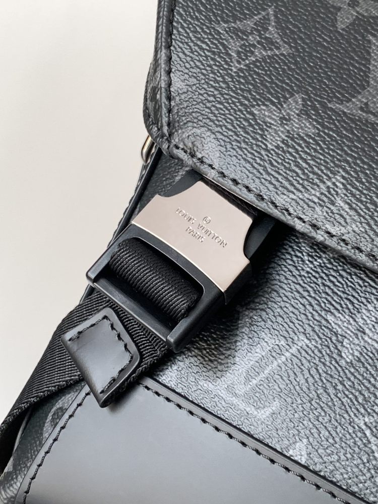 The Messenger MM Voyager Medium Messenger Bag