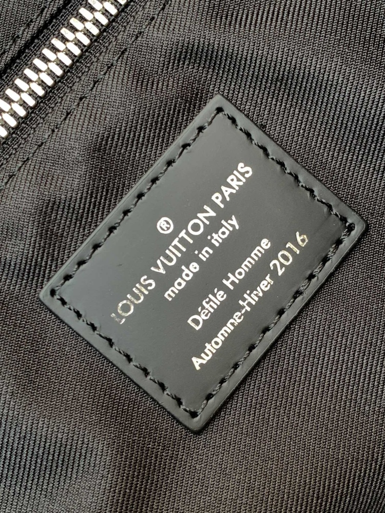 The Messenger MM Voyager Medium Messenger Bag