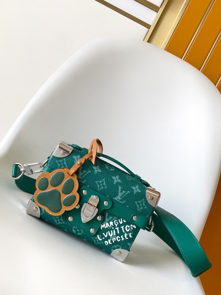 M12686 Green Variable Chip All Steel Hardware Top Quality Original This Soul Trunk bag is made from Monogram Dust canvas.