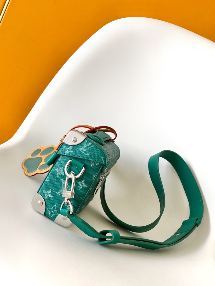 M12686 Green Variable Chip All Steel Hardware Top Quality Original This Soul Trunk bag is made from Monogram Dust canvas.