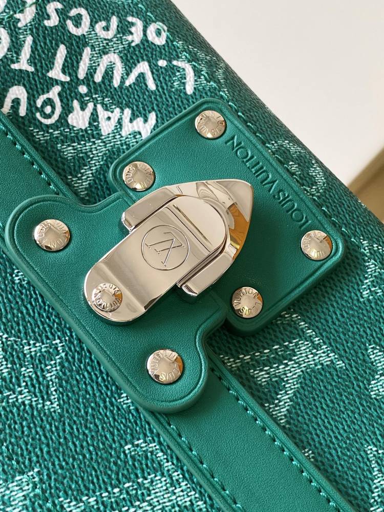 M12686 Green Variable Chip All Steel Hardware Top Quality Original This Soul Trunk bag is made from Monogram Dust canvas.