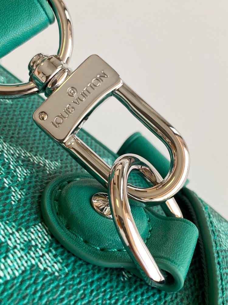 M12686 Green Variable Chip All Steel Hardware Top Quality Original This Soul Trunk bag is made from Monogram Dust canvas.