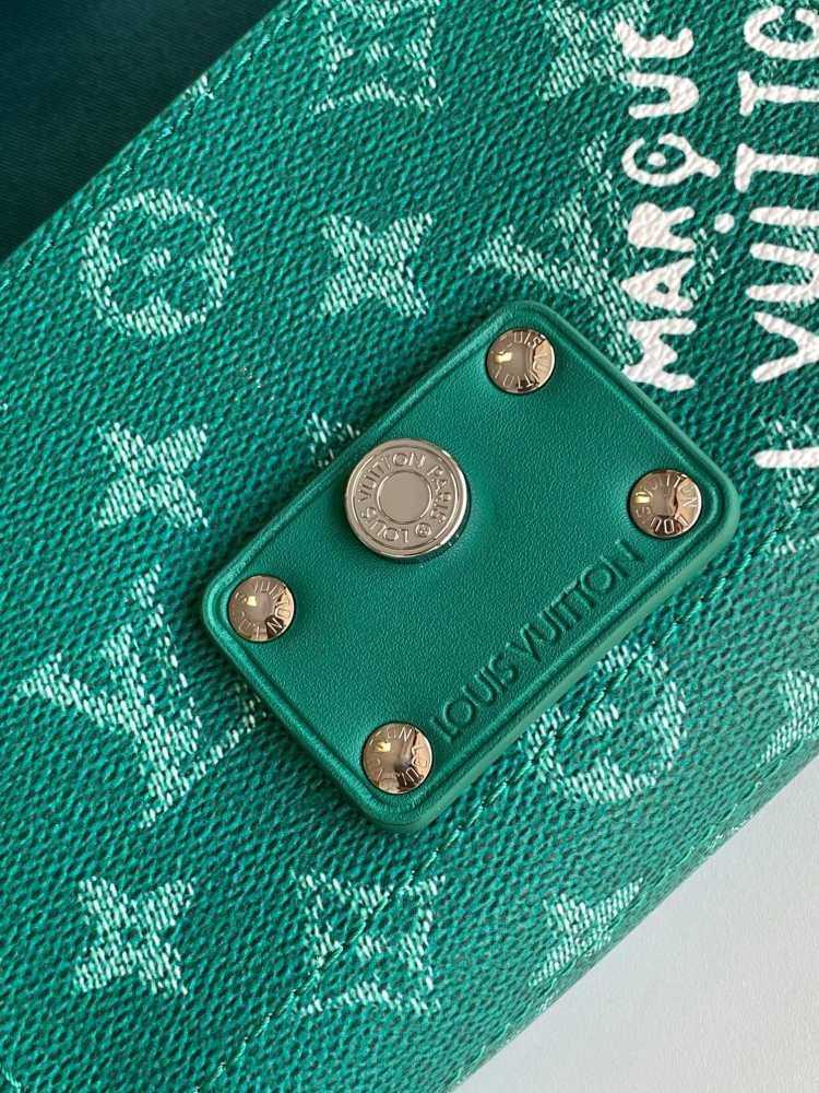 M12686 Green Variable Chip All Steel Hardware Top Quality Original This Soul Trunk bag is made from Monogram Dust canvas.