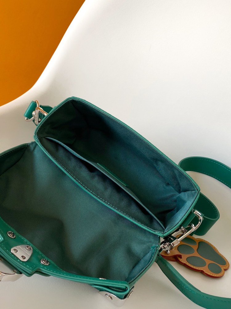 M12686 Green Variable Chip All Steel Hardware Top Quality Original This Soul Trunk bag is made from Monogram Dust canvas.