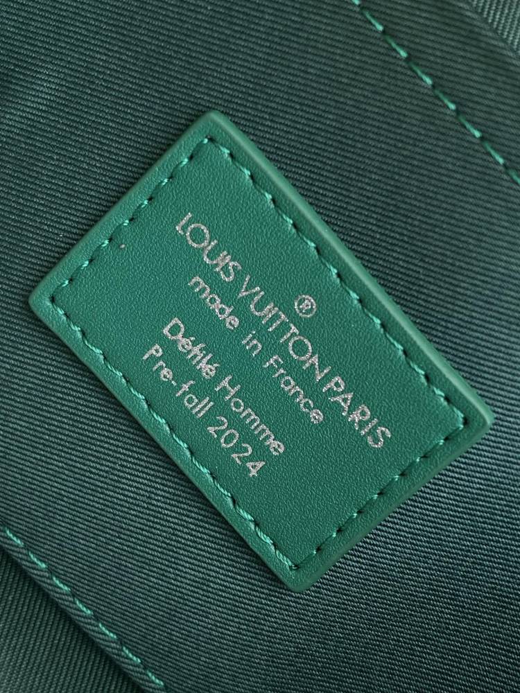 M12686 Green Variable Chip All Steel Hardware Top Quality Original This Soul Trunk bag is made from Monogram Dust canvas.
