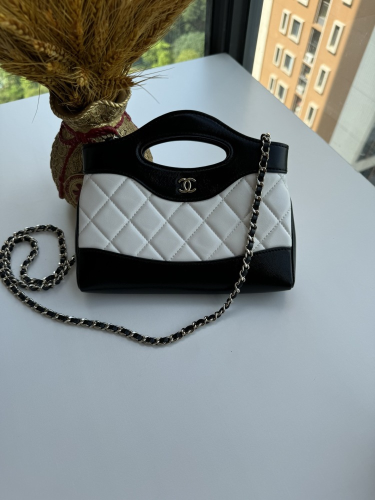 CHANEL Chanel 24S latest 31 mini shopper bag.