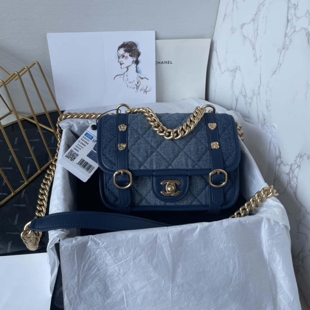 Chanel Chanel cool handsome and elegant in one of the messenger bag