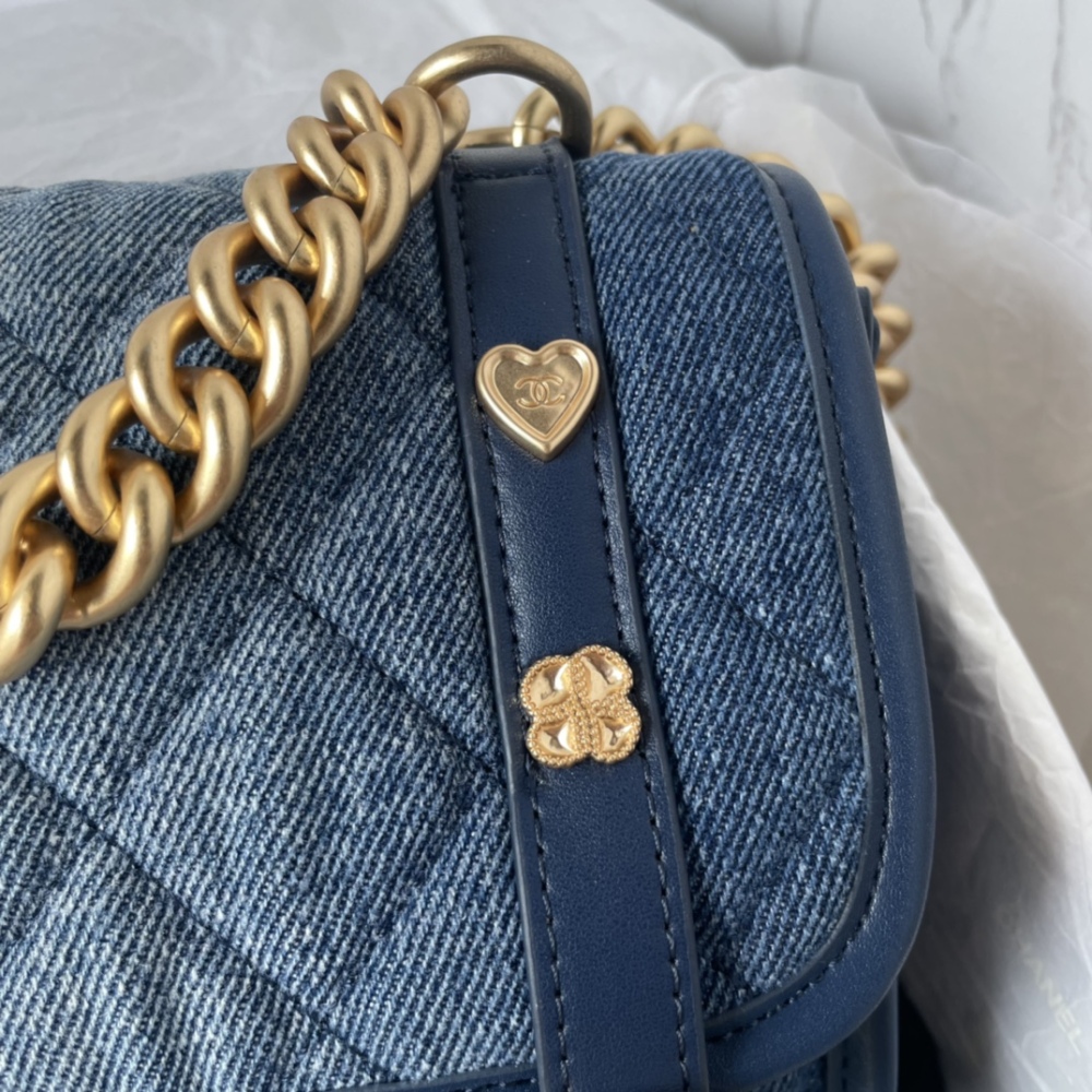 Chanel Chanel cool handsome and elegant in one of the messenger bag