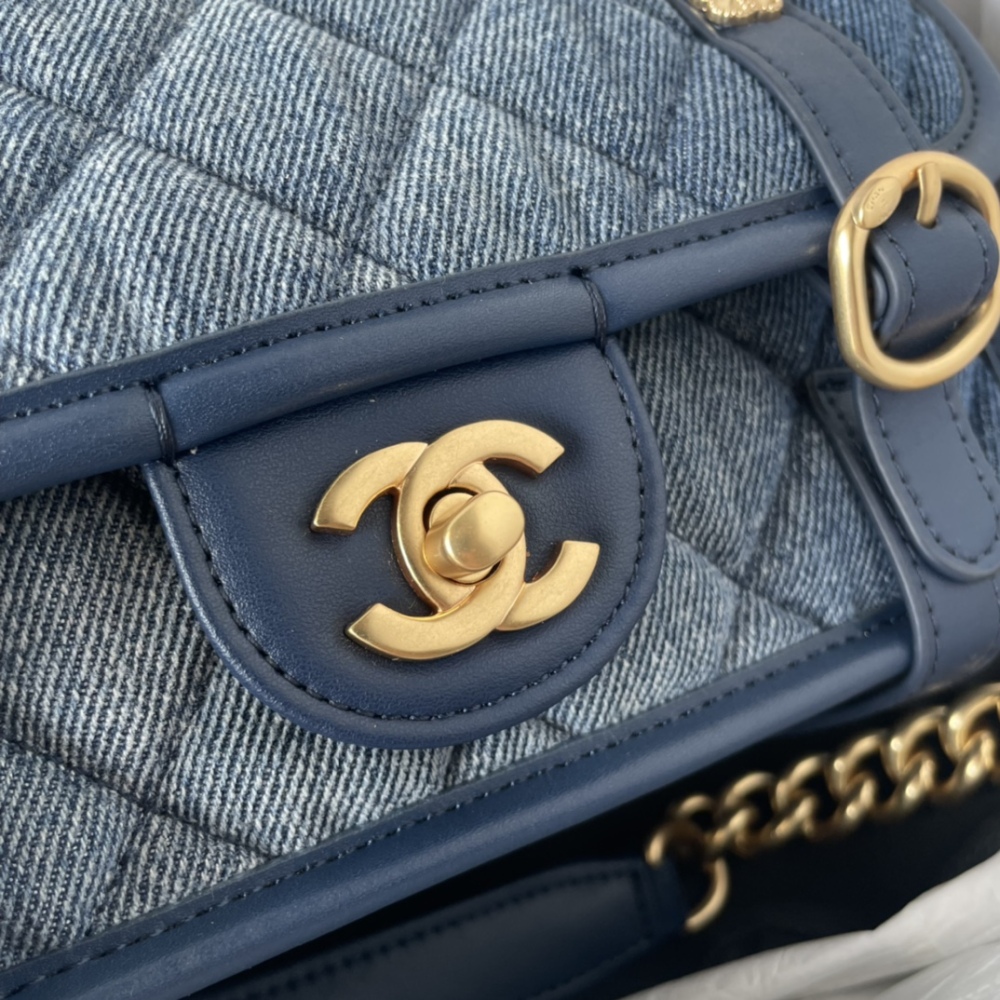 Chanel Chanel cool handsome and elegant in one of the messenger bag