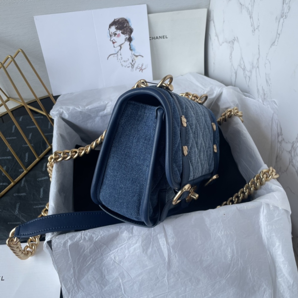 Chanel Chanel cool handsome and elegant in one of the messenger bag