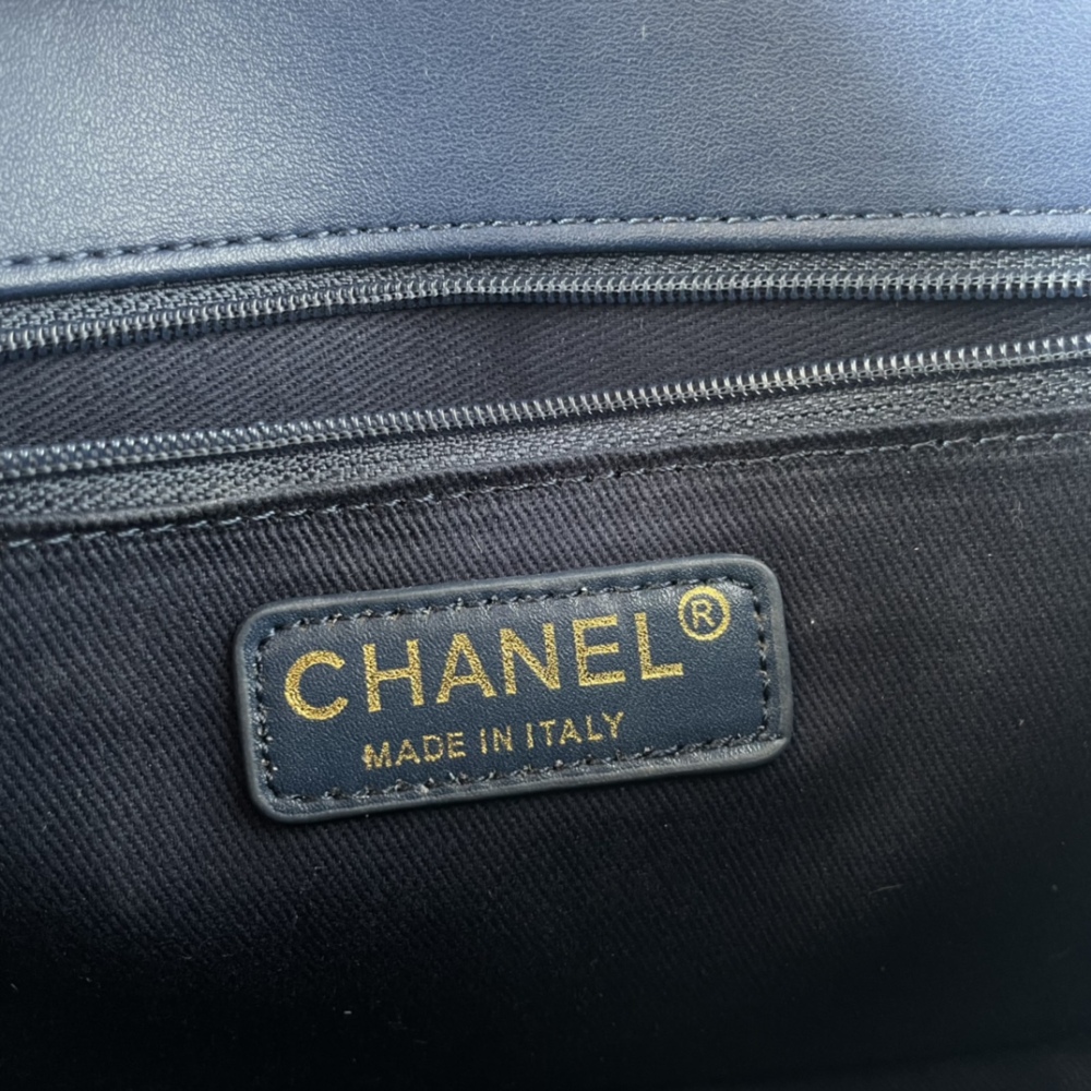 Chanel Chanel cool handsome and elegant in one of the messenger bag