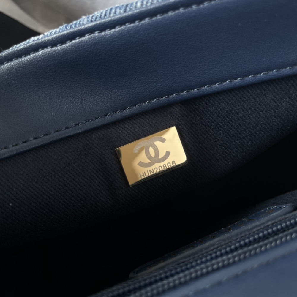 Chanel Chanel cool handsome and elegant in one of the messenger bag